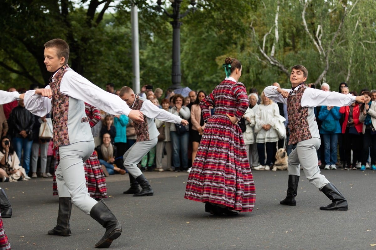 IX Starptautiskais tautas deju festivāls "Sudmaliņas" - Iepazīšanās tūre "Labāk deviņi draugi..." Vecrīgā