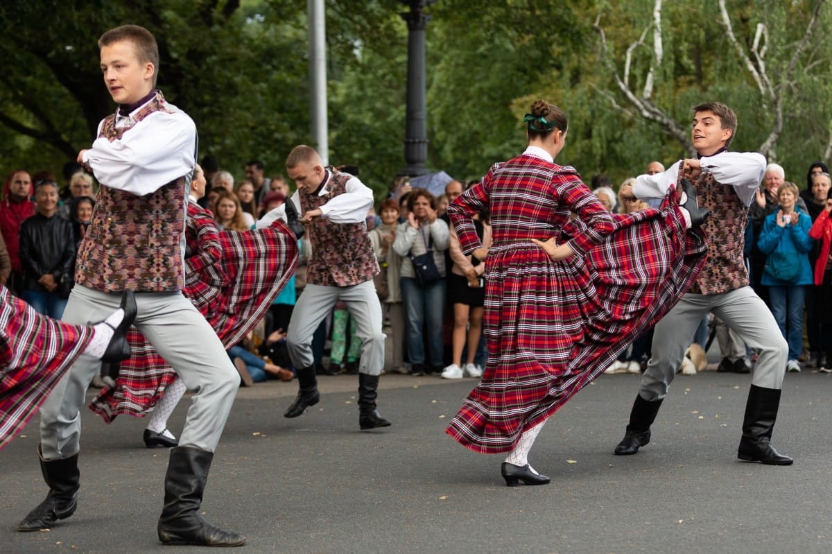 IX Starptautiskais tautas deju festivāls "Sudmaliņas" - Iepazīšanās tūre "Labāk deviņi draugi..." Vecrīgā