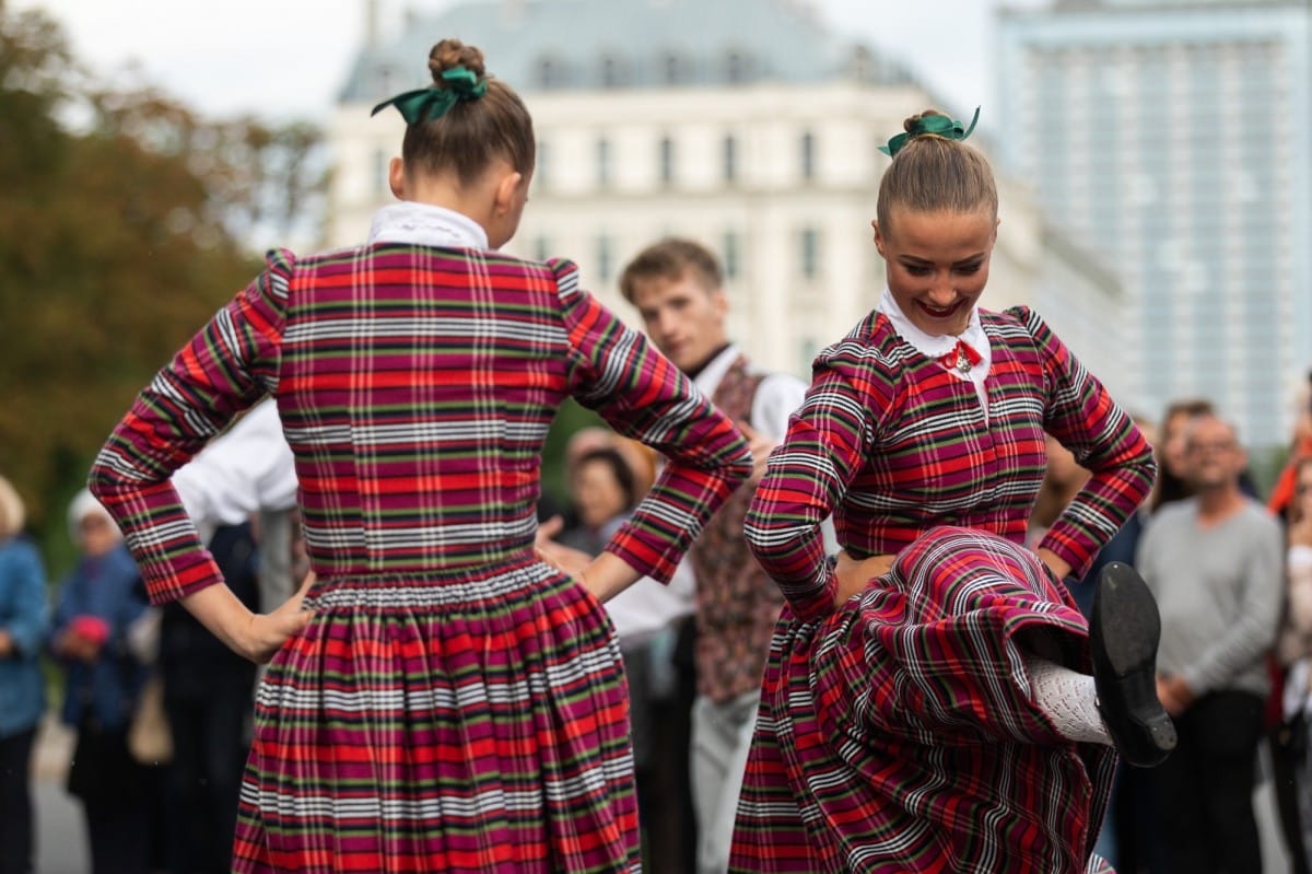 IX Starptautiskais tautas deju festivāls "Sudmaliņas" - Iepazīšanās tūre "Labāk deviņi draugi..." Vecrīgā