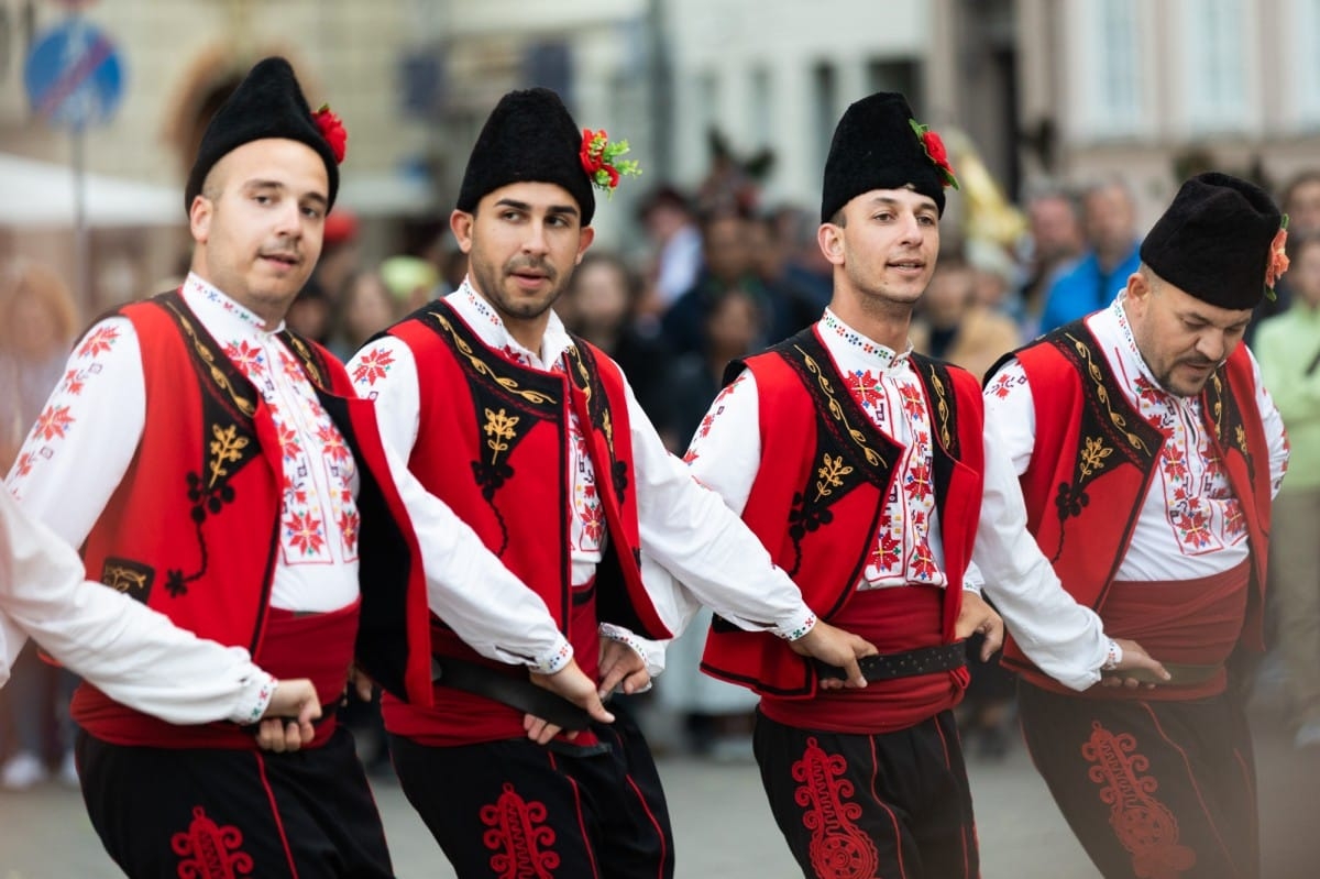 IX Starptautiskais tautas deju festivāls "Sudmaliņas" - Iepazīšanās tūre "Labāk deviņi draugi..." Vecrīgā