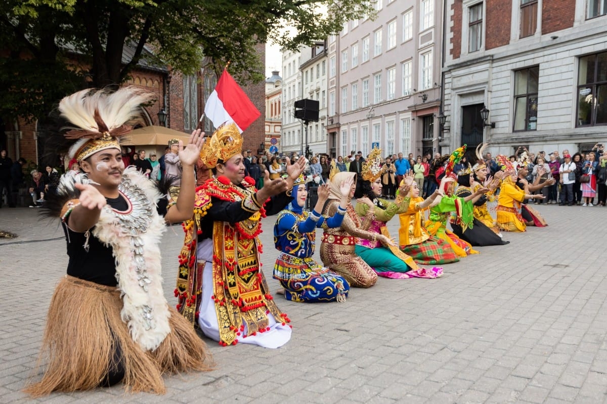 IX Starptautiskais tautas deju festivāls "Sudmaliņas" - Iepazīšanās tūre "Labāk deviņi draugi..." Vecrīgā