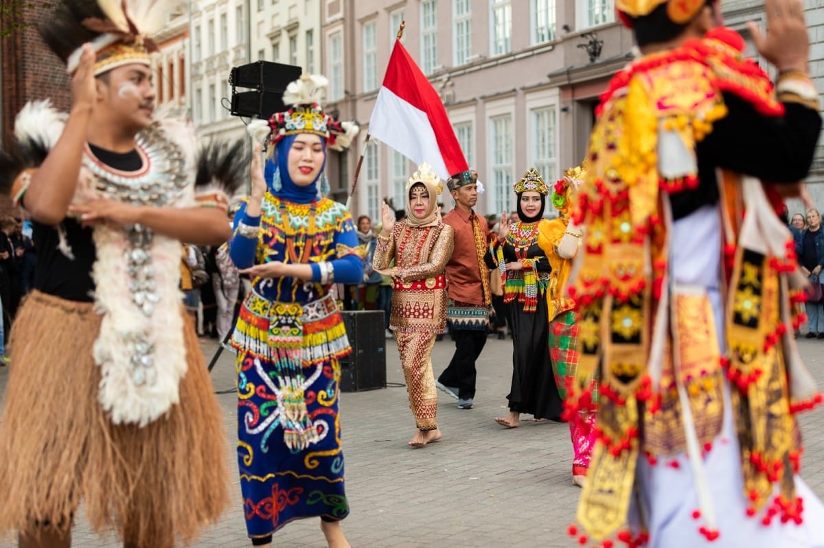 IX Starptautiskais tautas deju festivāls "Sudmaliņas" - Iepazīšanās tūre "Labāk deviņi draugi..." Vecrīgā