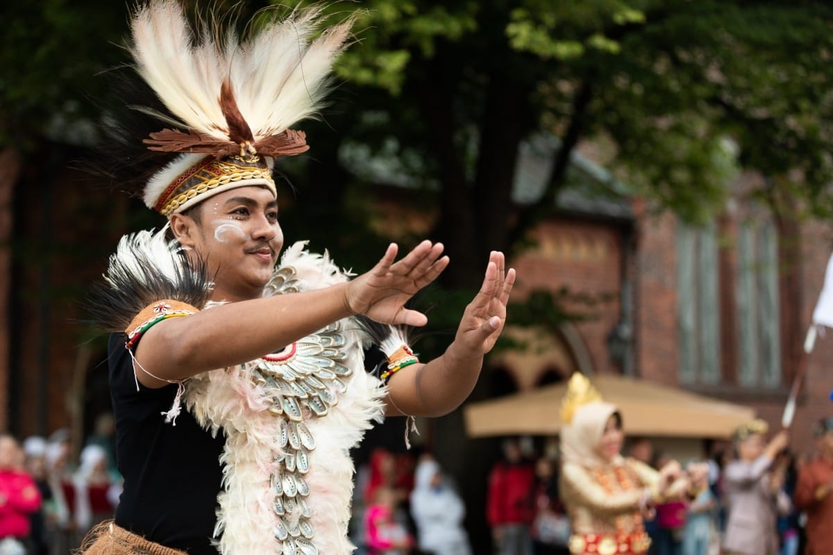 IX Starptautiskais tautas deju festivāls "Sudmaliņas" - Iepazīšanās tūre "Labāk deviņi draugi..." Vecrīgā