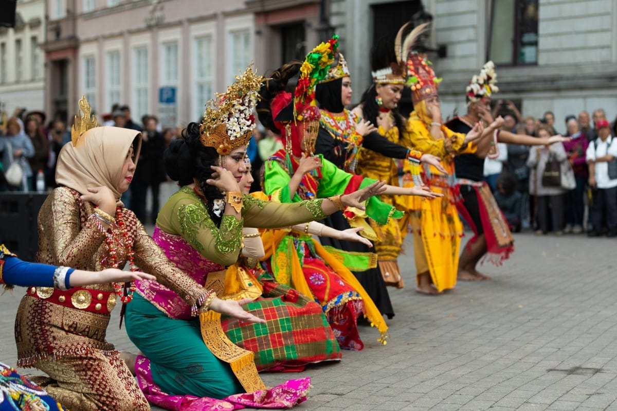 IX Starptautiskais tautas deju festivāls "Sudmaliņas" - Iepazīšanās tūre "Labāk deviņi draugi..." Vecrīgā