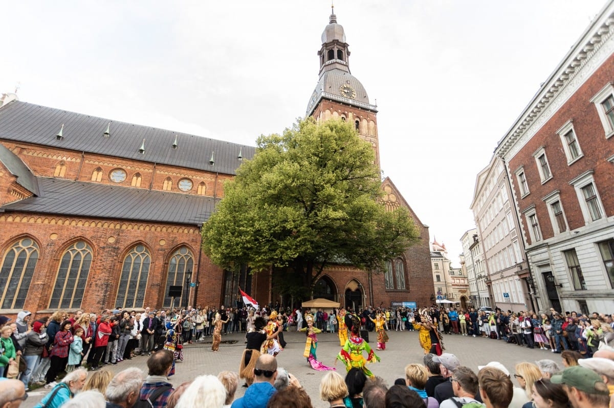 IX Starptautiskais tautas deju festivāls "Sudmaliņas" - Iepazīšanās tūre "Labāk deviņi draugi..." Vecrīgā