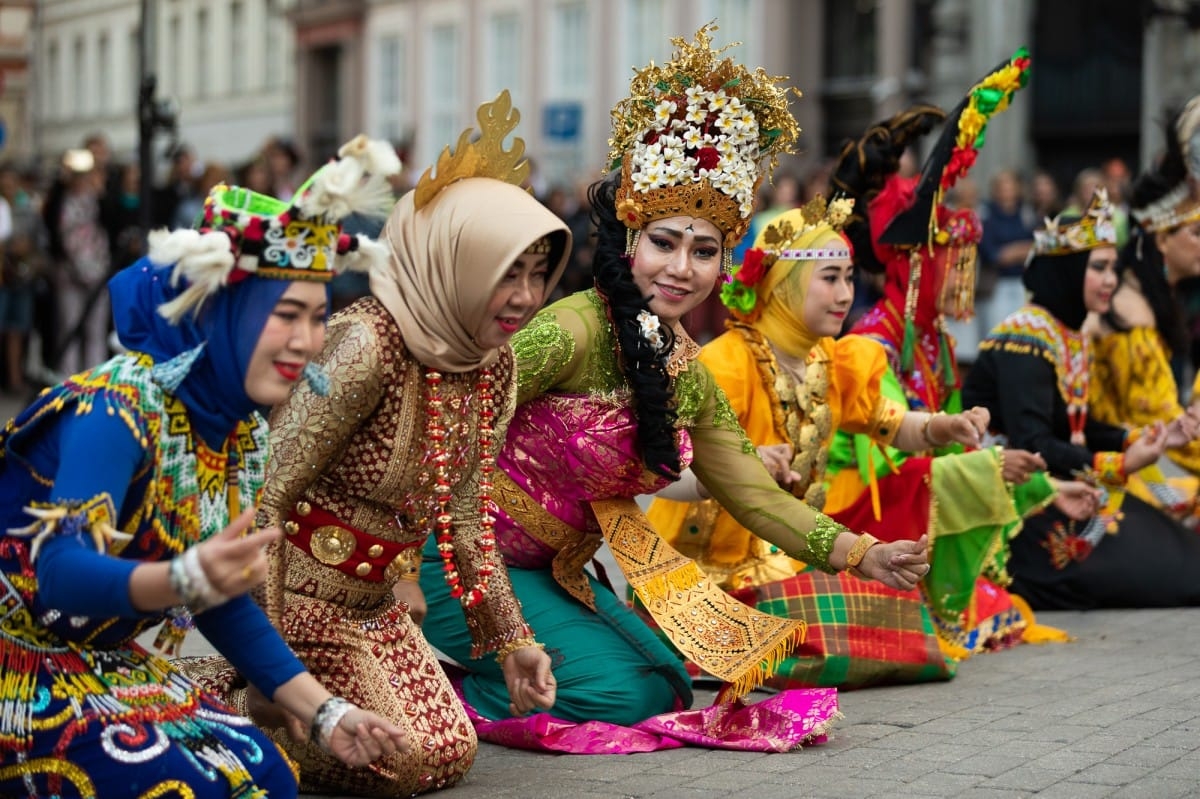 IX Starptautiskais tautas deju festivāls "Sudmaliņas" - Iepazīšanās tūre "Labāk deviņi draugi..." Vecrīgā