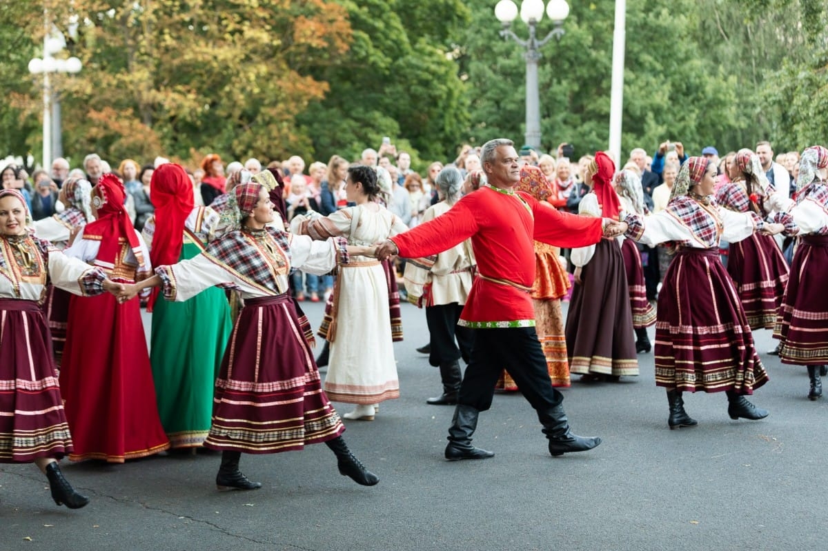 IX Starptautiskais tautas deju festivāls "Sudmaliņas" - Iepazīšanās tūre "Labāk deviņi draugi..." Vecrīgā