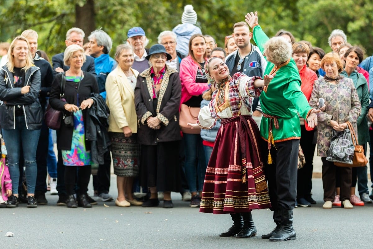 IX Starptautiskais tautas deju festivāls "Sudmaliņas" - Iepazīšanās tūre "Labāk deviņi draugi..." Vecrīgā