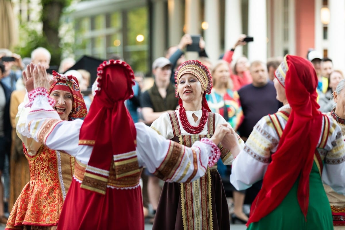 IX Starptautiskais tautas deju festivāls "Sudmaliņas" - Iepazīšanās tūre "Labāk deviņi draugi..." Vecrīgā