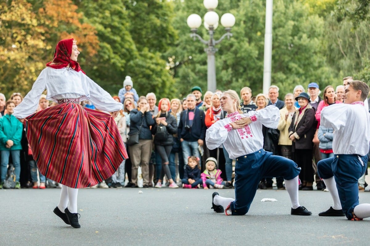 IX Starptautiskais tautas deju festivāls "Sudmaliņas" - Iepazīšanās tūre "Labāk deviņi draugi..." Vecrīgā