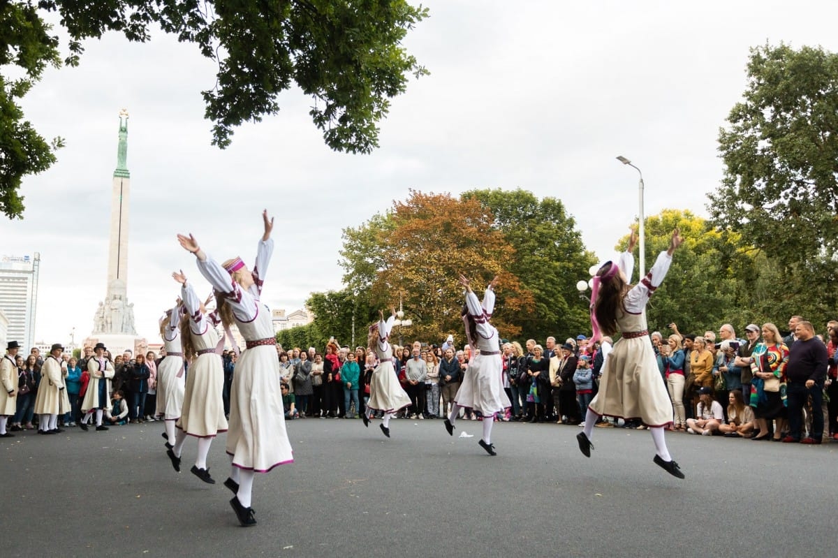 IX Starptautiskais tautas deju festivāls "Sudmaliņas" - Iepazīšanās tūre "Labāk deviņi draugi..." Vecrīgā