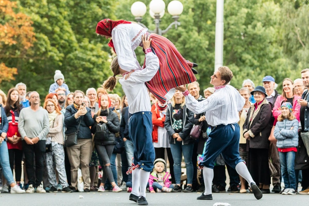 IX Starptautiskais tautas deju festivāls "Sudmaliņas" - Iepazīšanās tūre "Labāk deviņi draugi..." Vecrīgā