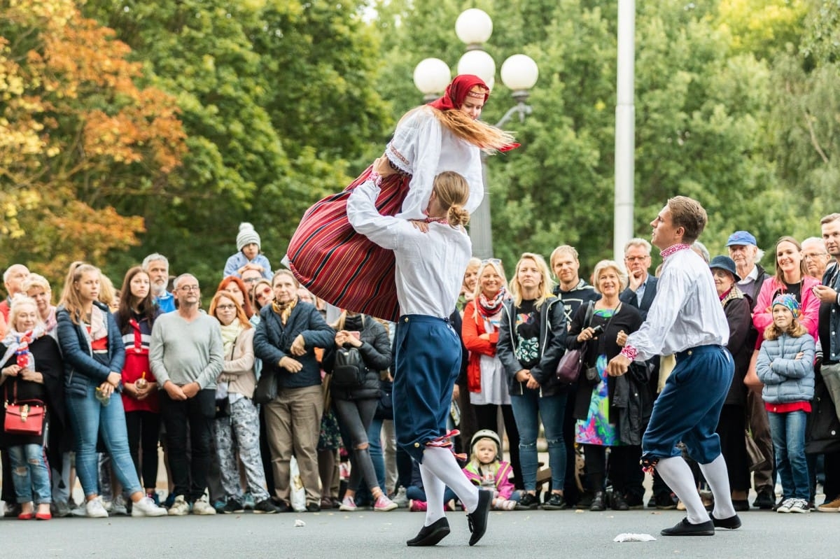 IX Starptautiskais tautas deju festivāls "Sudmaliņas" - Iepazīšanās tūre "Labāk deviņi draugi..." Vecrīgā