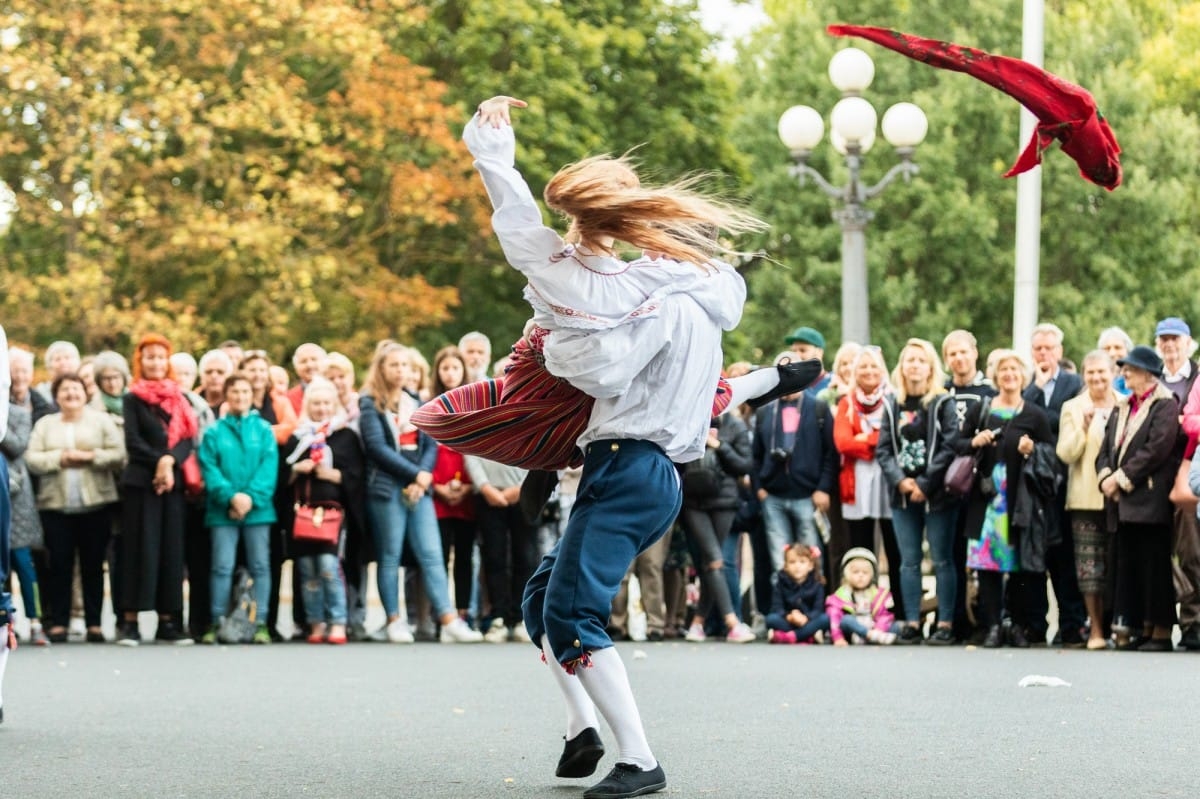 IX Starptautiskais tautas deju festivāls "Sudmaliņas" - Iepazīšanās tūre "Labāk deviņi draugi..." Vecrīgā