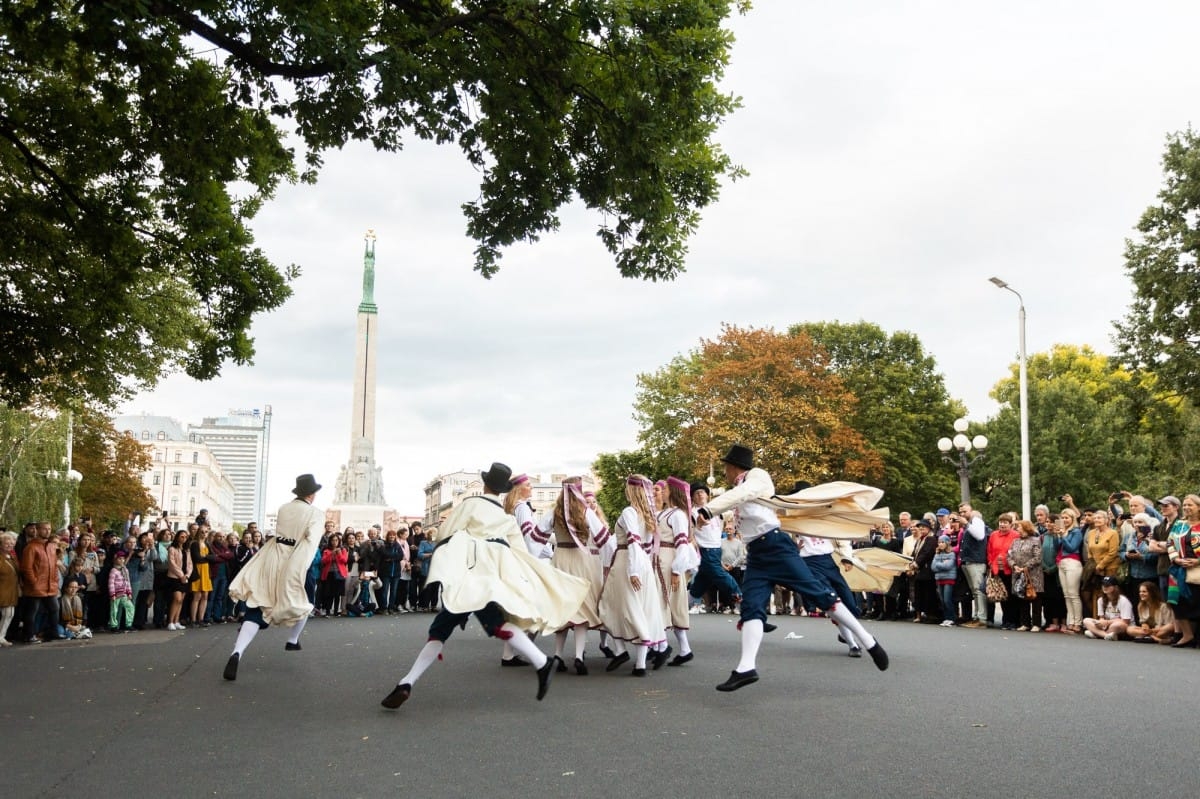IX Starptautiskais tautas deju festivāls "Sudmaliņas" - Iepazīšanās tūre "Labāk deviņi draugi..." Vecrīgā