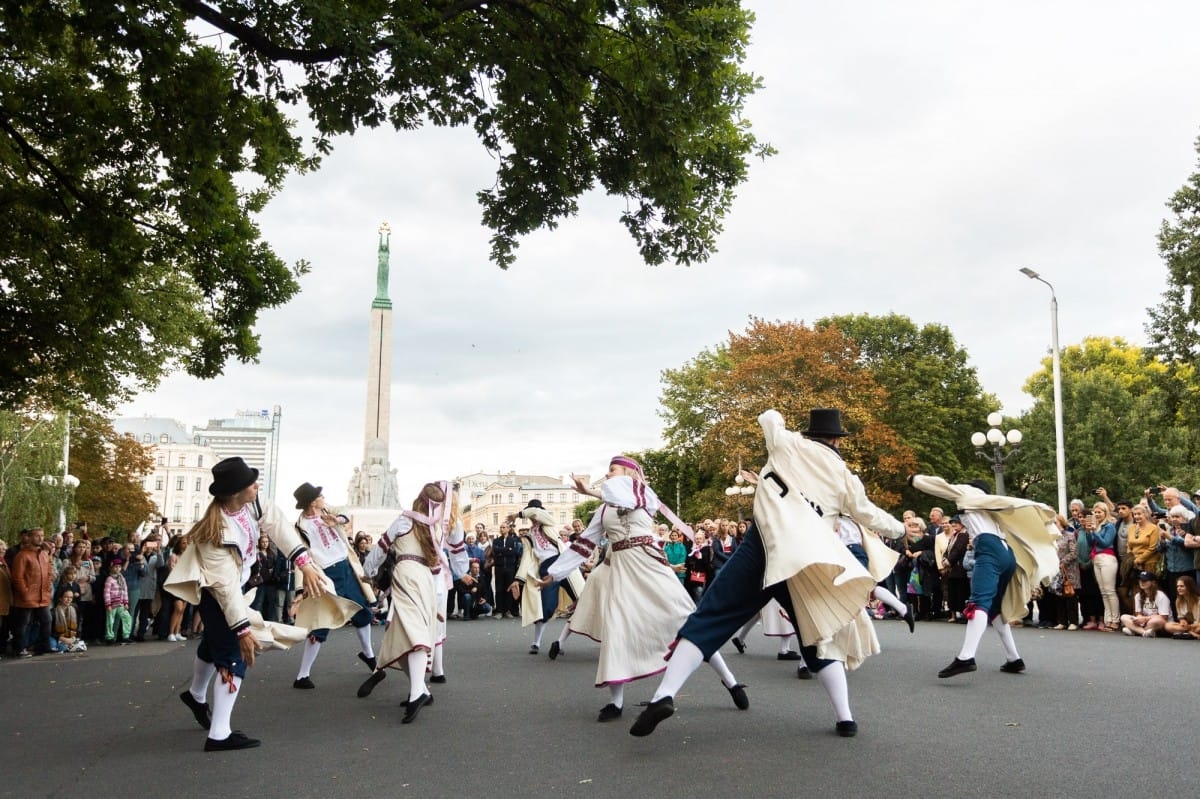IX Starptautiskais tautas deju festivāls "Sudmaliņas" - Iepazīšanās tūre "Labāk deviņi draugi..." Vecrīgā