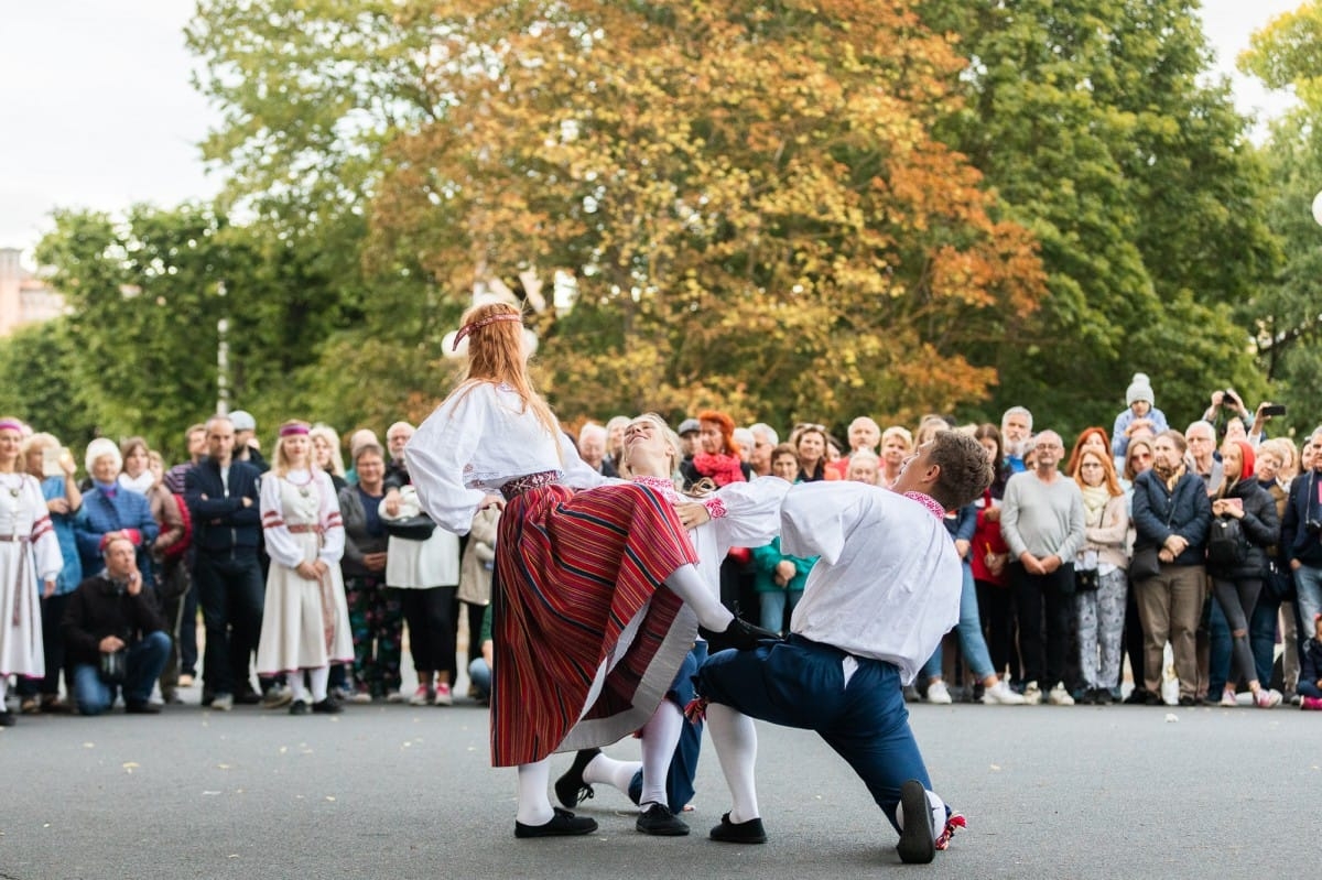 IX Starptautiskais tautas deju festivāls "Sudmaliņas" - Iepazīšanās tūre "Labāk deviņi draugi..." Vecrīgā
