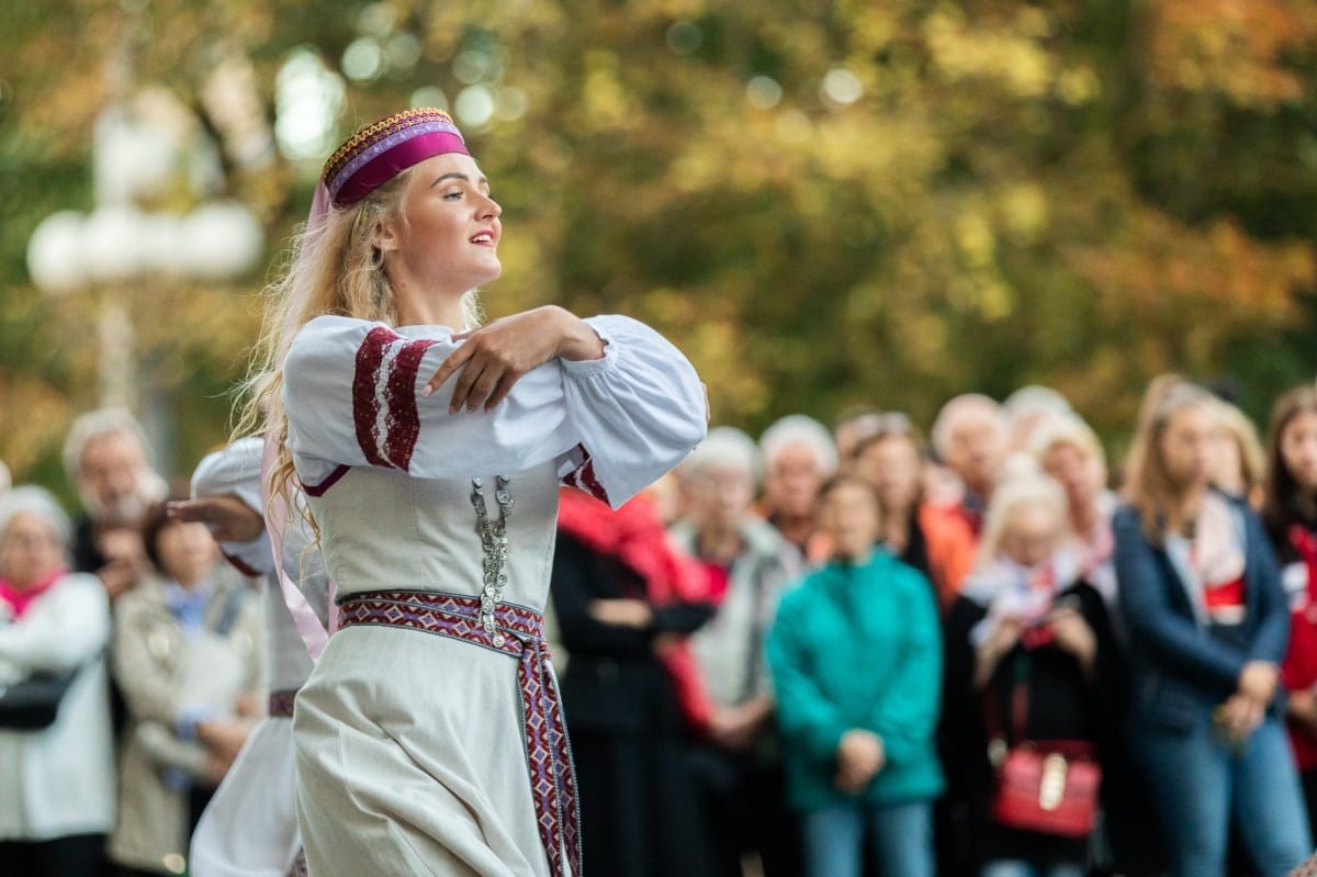 IX Starptautiskais tautas deju festivāls "Sudmaliņas" - Iepazīšanās tūre "Labāk deviņi draugi..." Vecrīgā