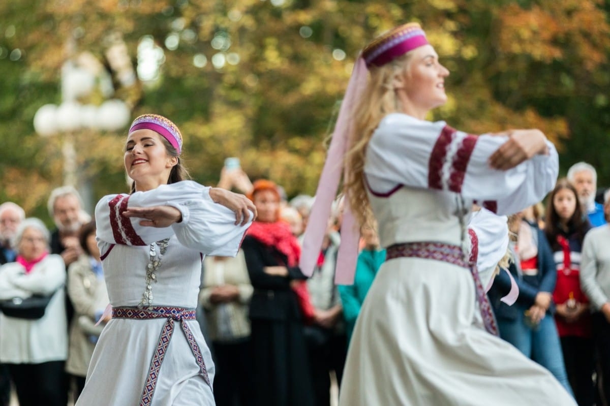 IX Starptautiskais tautas deju festivāls "Sudmaliņas" - Iepazīšanās tūre "Labāk deviņi draugi..." Vecrīgā