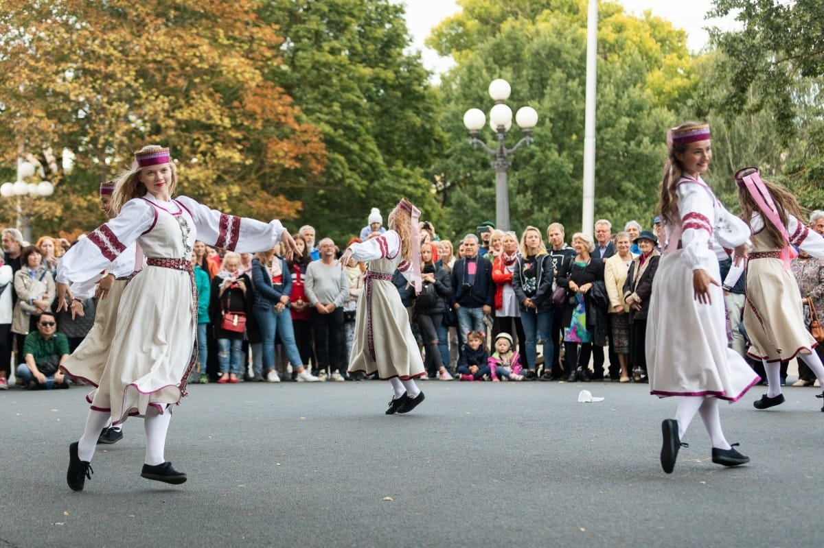 IX Starptautiskais tautas deju festivāls "Sudmaliņas" - Iepazīšanās tūre "Labāk deviņi draugi..." Vecrīgā