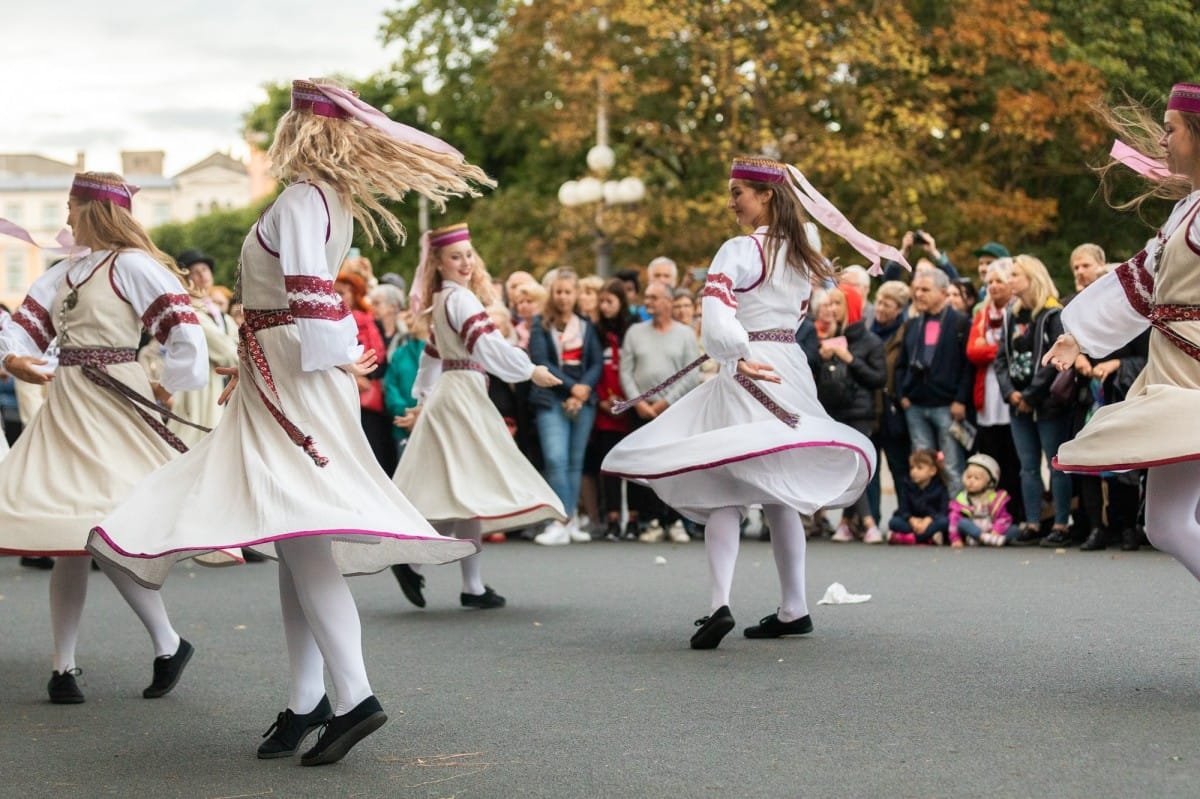 IX Starptautiskais tautas deju festivāls "Sudmaliņas" - Iepazīšanās tūre "Labāk deviņi draugi..." Vecrīgā