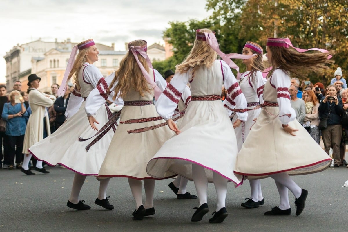 IX Starptautiskais tautas deju festivāls "Sudmaliņas" - Iepazīšanās tūre "Labāk deviņi draugi..." Vecrīgā