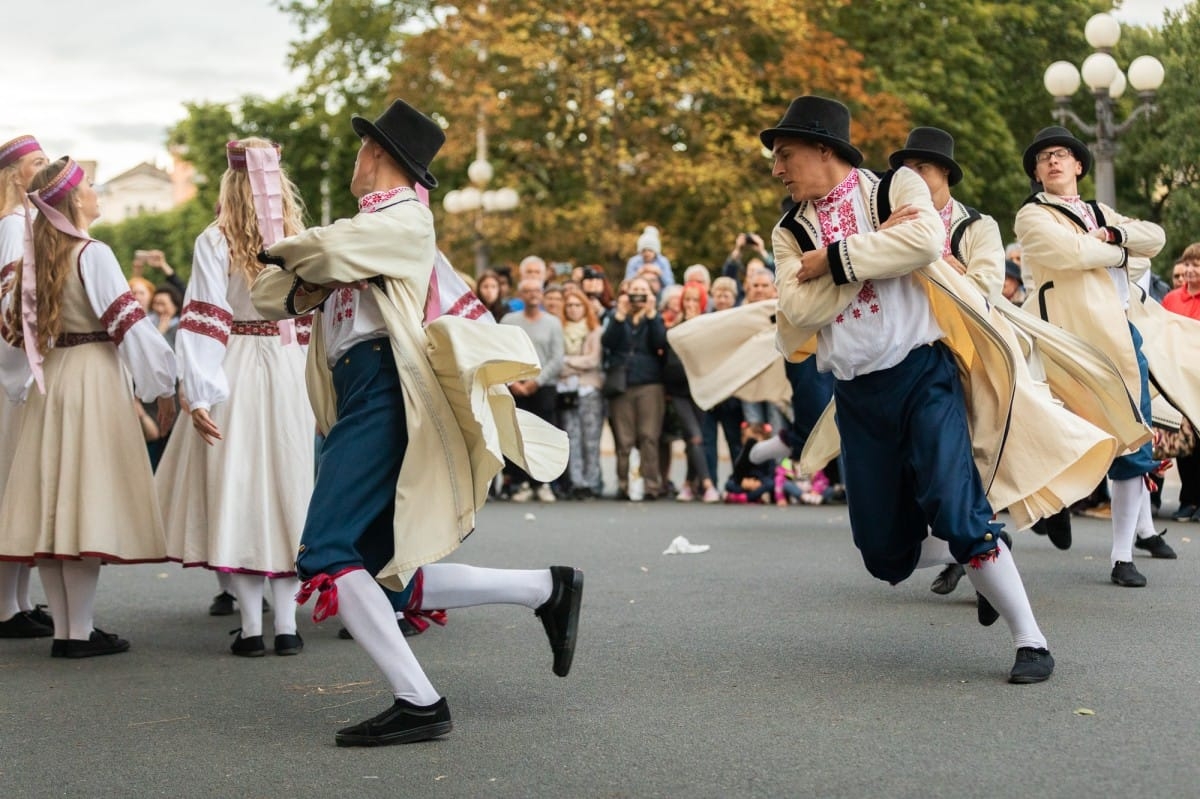 IX Starptautiskais tautas deju festivāls "Sudmaliņas" - Iepazīšanās tūre "Labāk deviņi draugi..." Vecrīgā