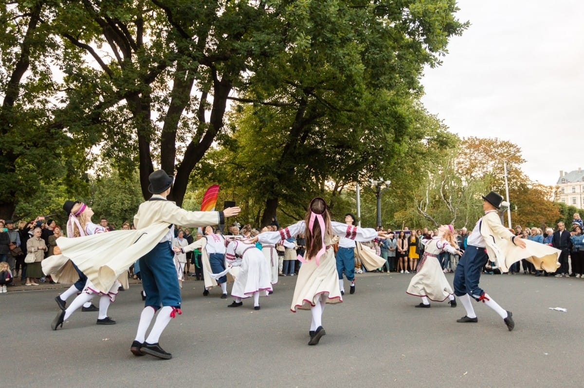 IX Starptautiskais tautas deju festivāls "Sudmaliņas" - Iepazīšanās tūre "Labāk deviņi draugi..." Vecrīgā
