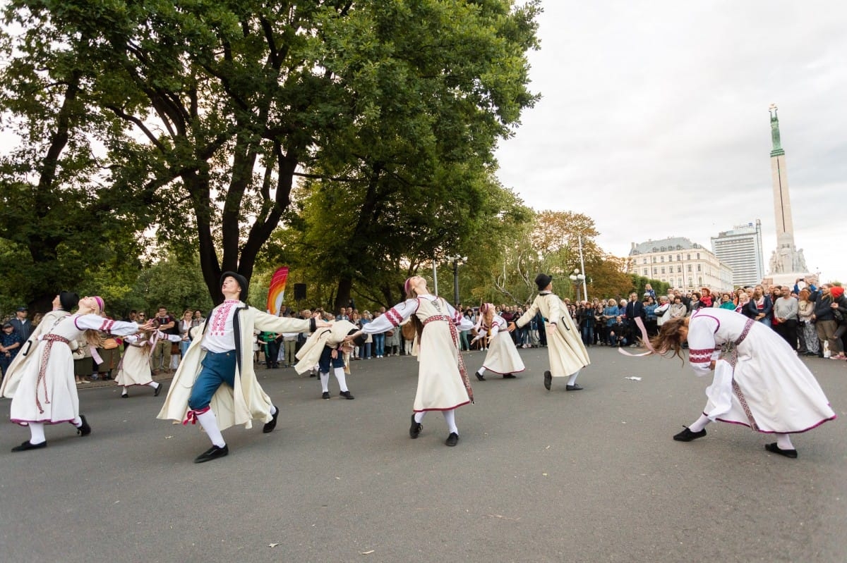 IX Starptautiskais tautas deju festivāls "Sudmaliņas" - Iepazīšanās tūre "Labāk deviņi draugi..." Vecrīgā