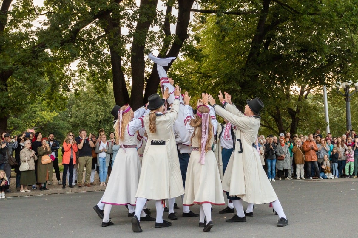 IX Starptautiskais tautas deju festivāls "Sudmaliņas" - Iepazīšanās tūre "Labāk deviņi draugi..." Vecrīgā