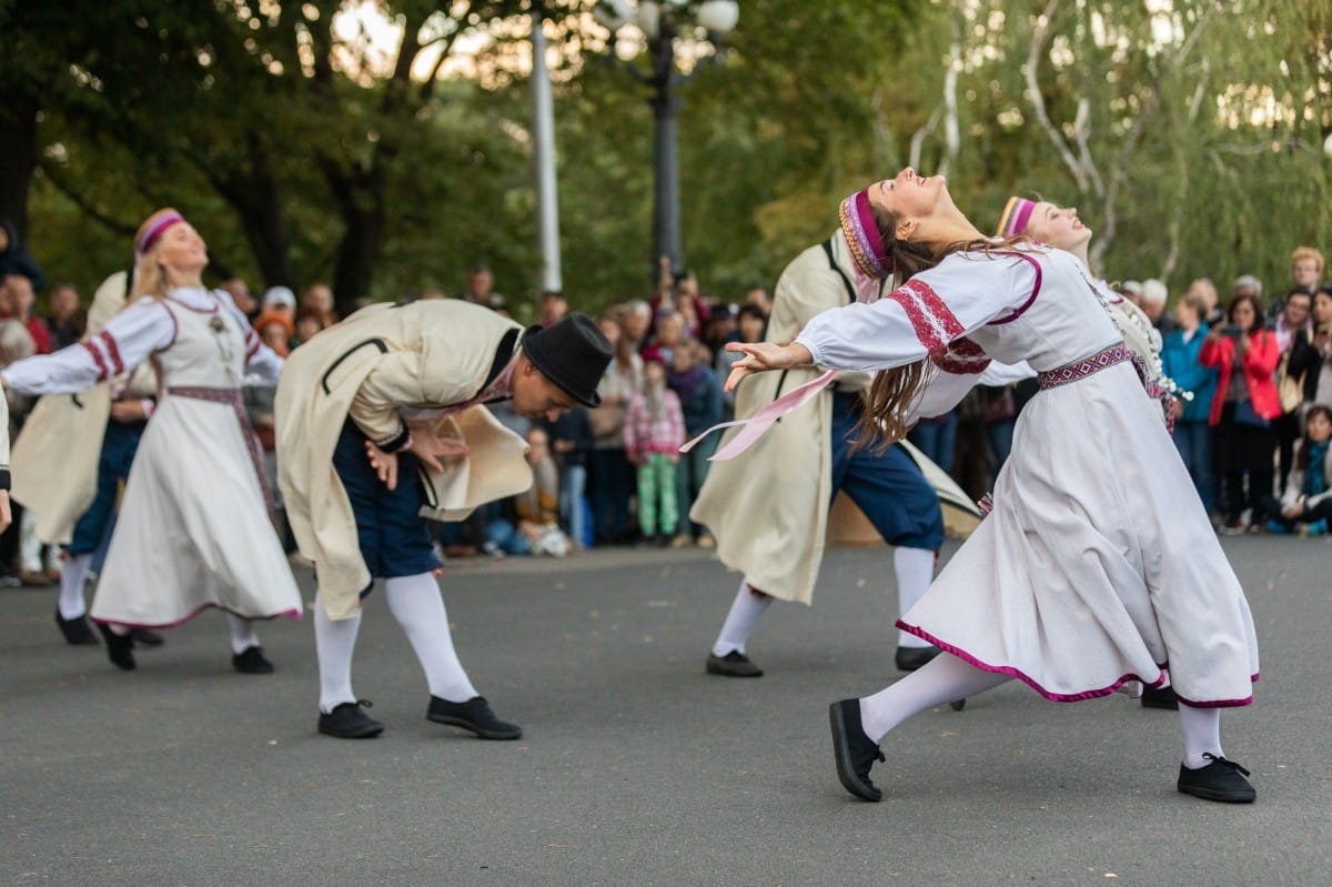 IX Starptautiskais tautas deju festivāls "Sudmaliņas" - Iepazīšanās tūre "Labāk deviņi draugi..." Vecrīgā