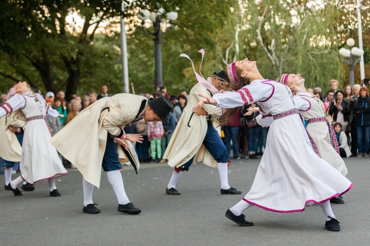 IX Starptautiskais tautas deju festivāls "Sudmaliņas" - Iepazīšanās tūre "Labāk deviņi draugi..." Vecrīgā