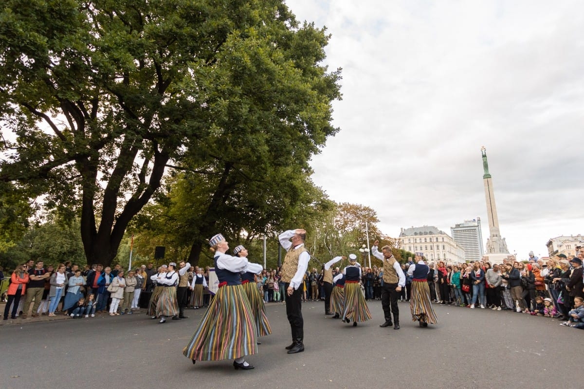 IX Starptautiskais tautas deju festivāls "Sudmaliņas" - Iepazīšanās tūre "Labāk deviņi draugi..." Vecrīgā