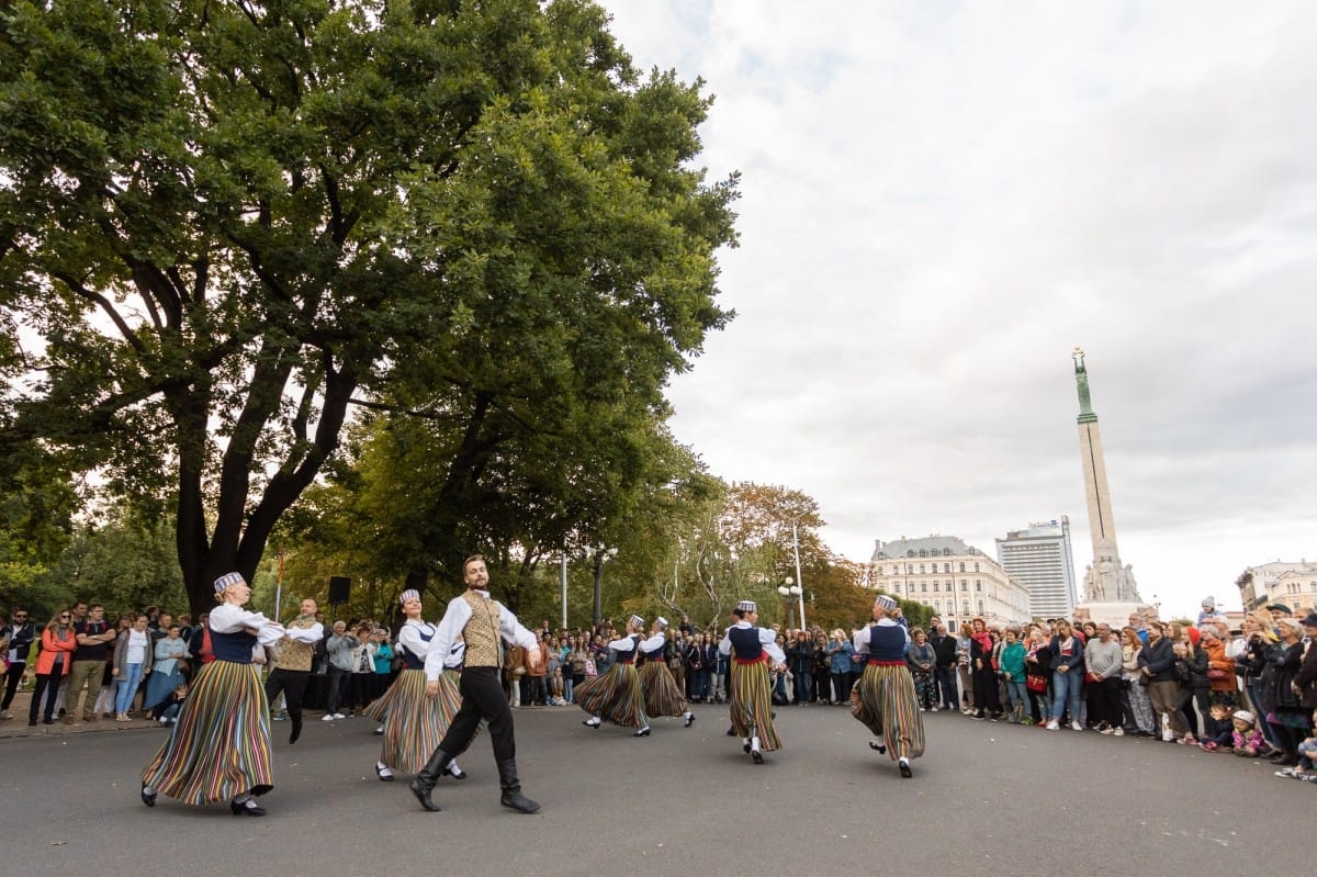 IX Starptautiskais tautas deju festivāls "Sudmaliņas" - Iepazīšanās tūre "Labāk deviņi draugi..." Vecrīgā