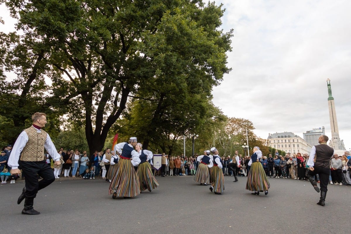 IX Starptautiskais tautas deju festivāls "Sudmaliņas" - Iepazīšanās tūre "Labāk deviņi draugi..." Vecrīgā