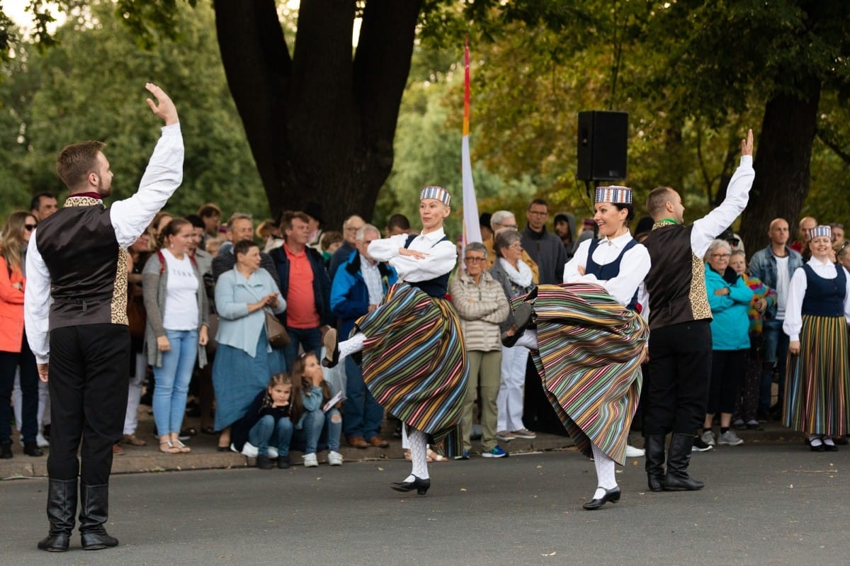 IX Starptautiskais tautas deju festivāls "Sudmaliņas" - Iepazīšanās tūre "Labāk deviņi draugi..." Vecrīgā