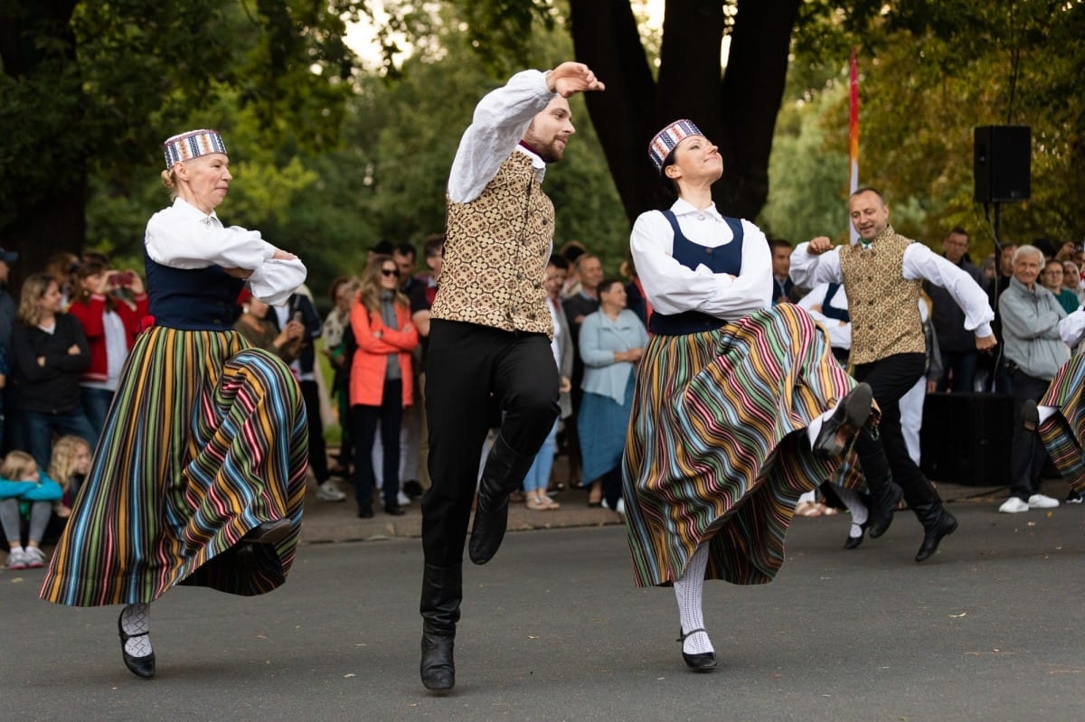 IX Starptautiskais tautas deju festivāls "Sudmaliņas" - Iepazīšanās tūre "Labāk deviņi draugi..." Vecrīgā
