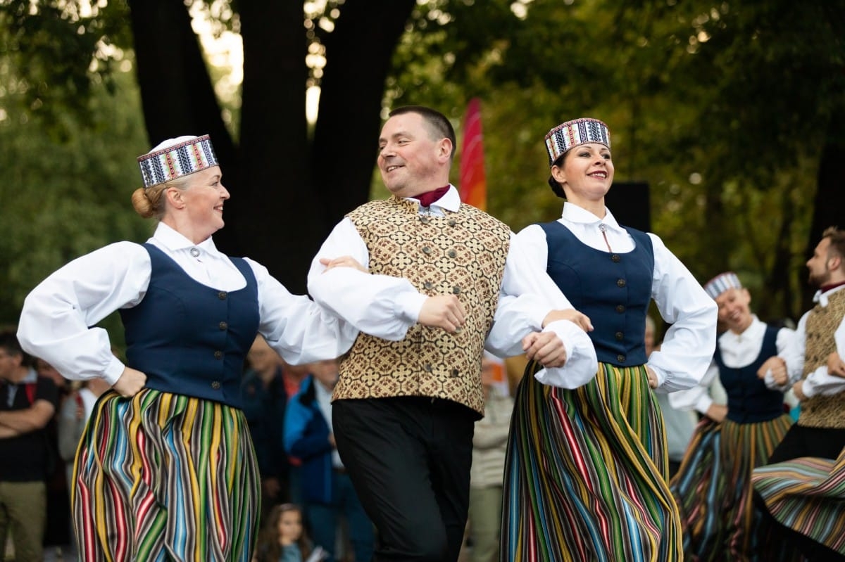 IX Starptautiskais tautas deju festivāls "Sudmaliņas" - Iepazīšanās tūre "Labāk deviņi draugi..." Vecrīgā