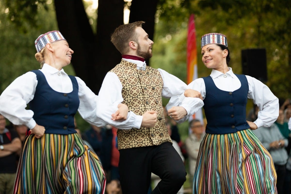 IX Starptautiskais tautas deju festivāls "Sudmaliņas" - Iepazīšanās tūre "Labāk deviņi draugi..." Vecrīgā