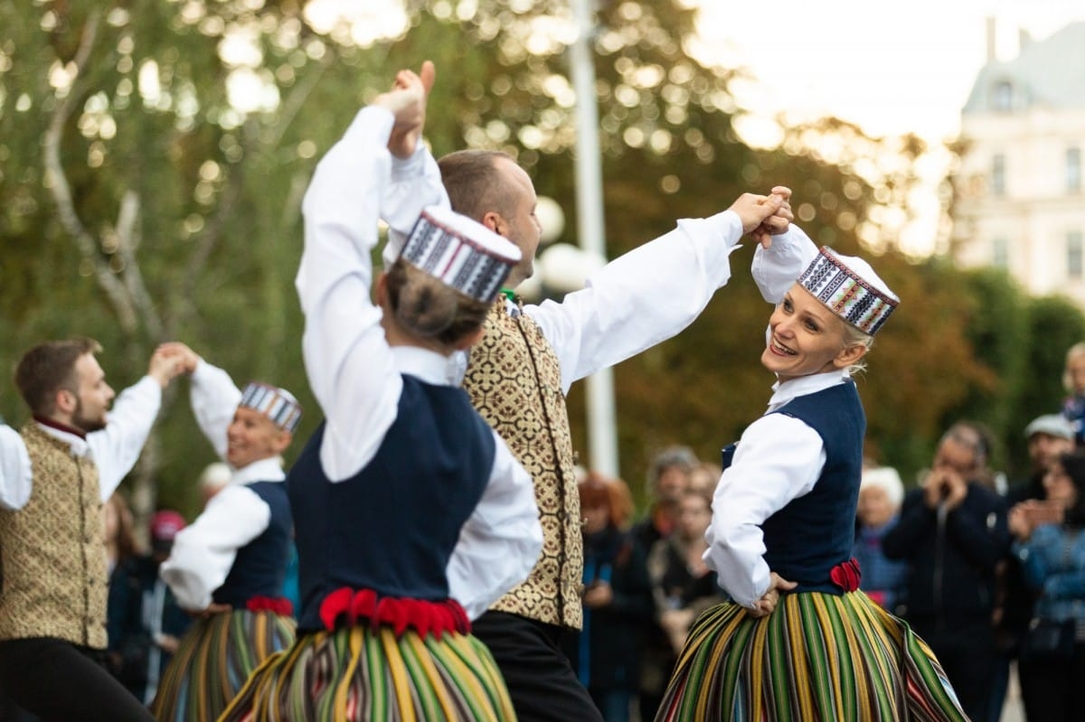 IX Starptautiskais tautas deju festivāls "Sudmaliņas" - Iepazīšanās tūre "Labāk deviņi draugi..." Vecrīgā
