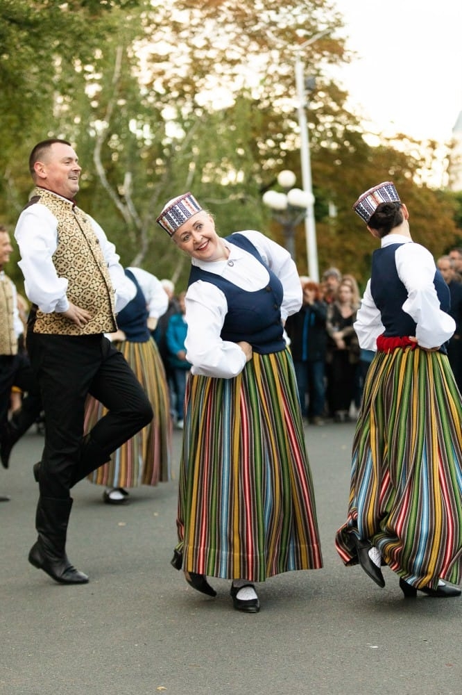 IX Starptautiskais tautas deju festivāls "Sudmaliņas" - Iepazīšanās tūre "Labāk deviņi draugi..." Vecrīgā