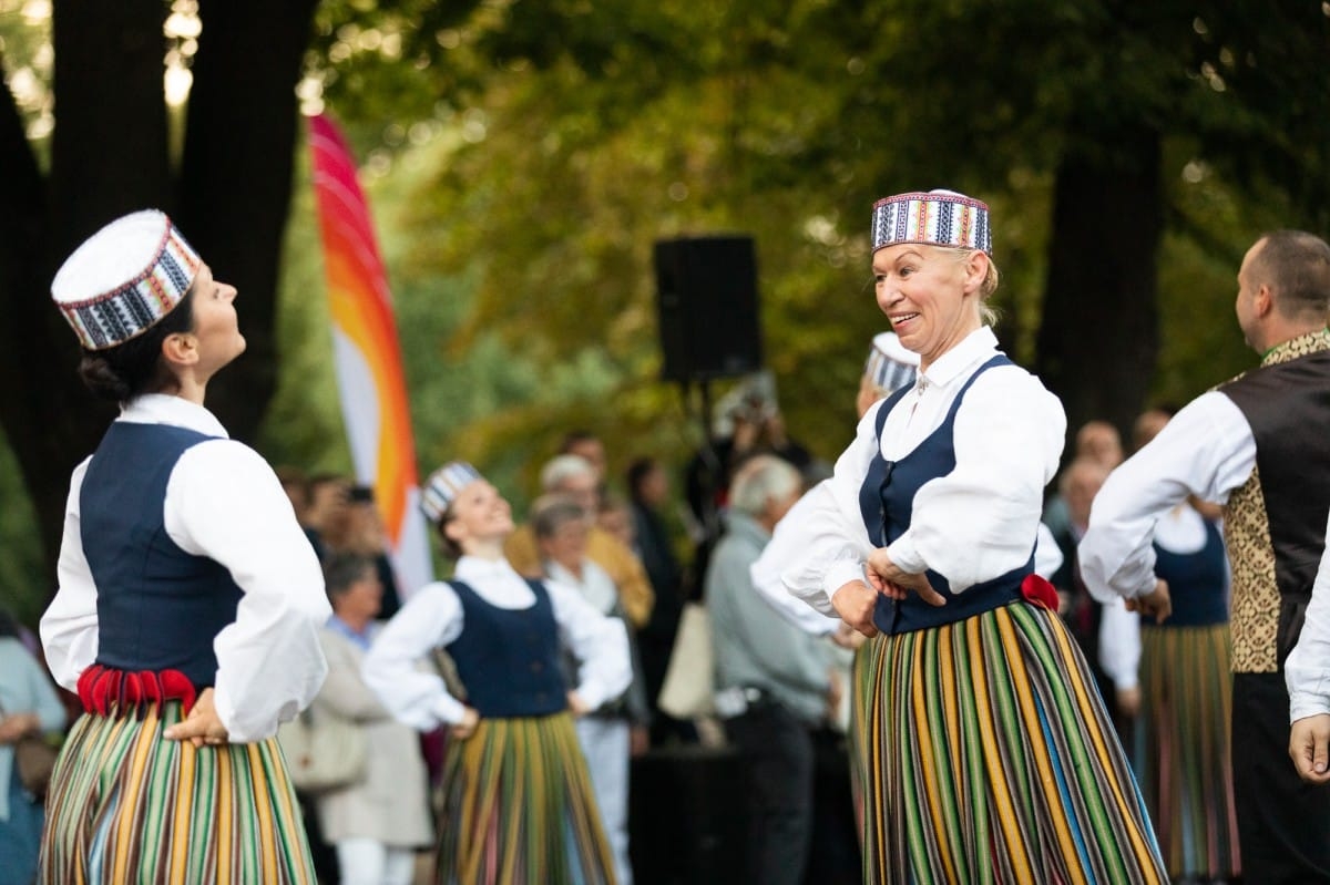 IX Starptautiskais tautas deju festivāls "Sudmaliņas" - Iepazīšanās tūre "Labāk deviņi draugi..." Vecrīgā