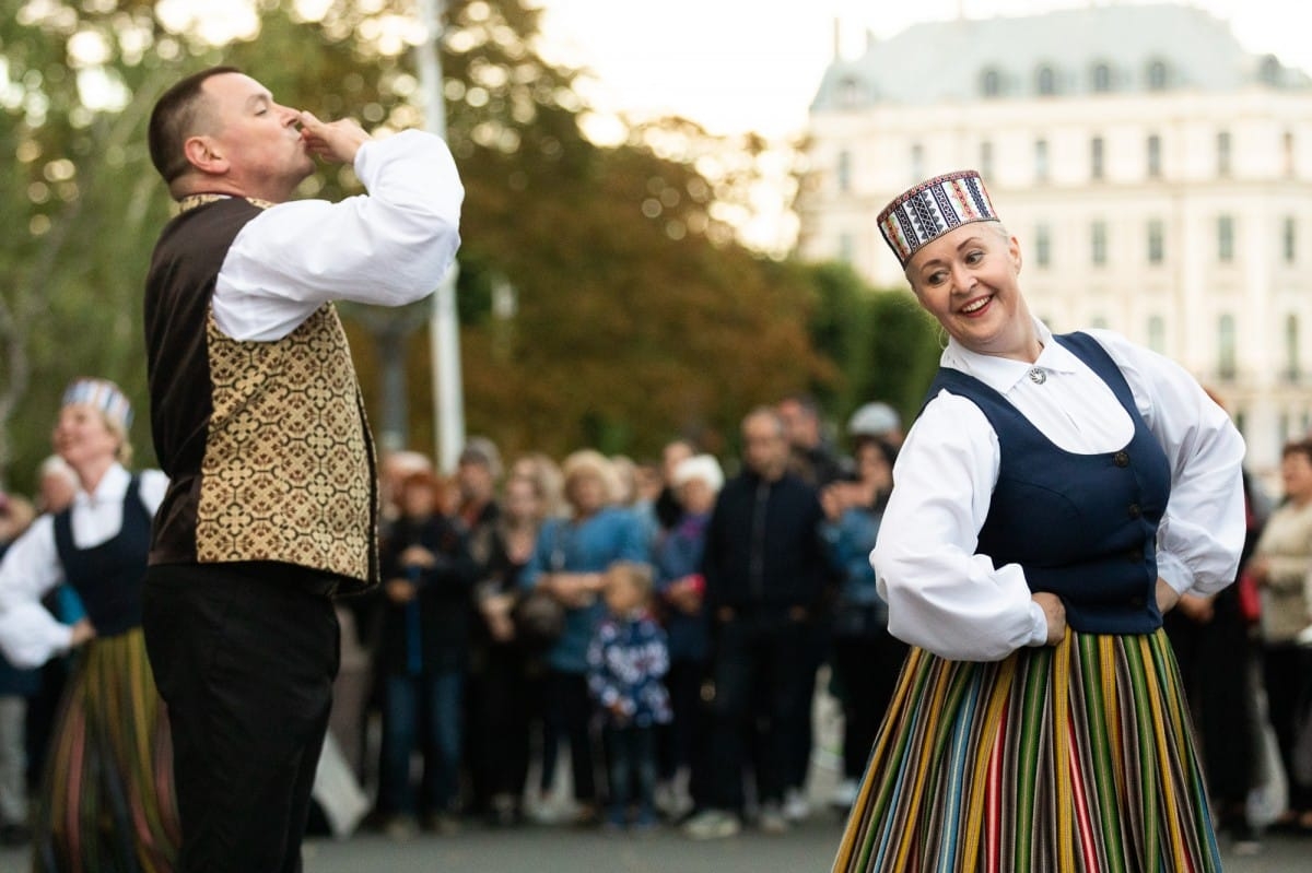 IX Starptautiskais tautas deju festivāls "Sudmaliņas" - Iepazīšanās tūre "Labāk deviņi draugi..." Vecrīgā