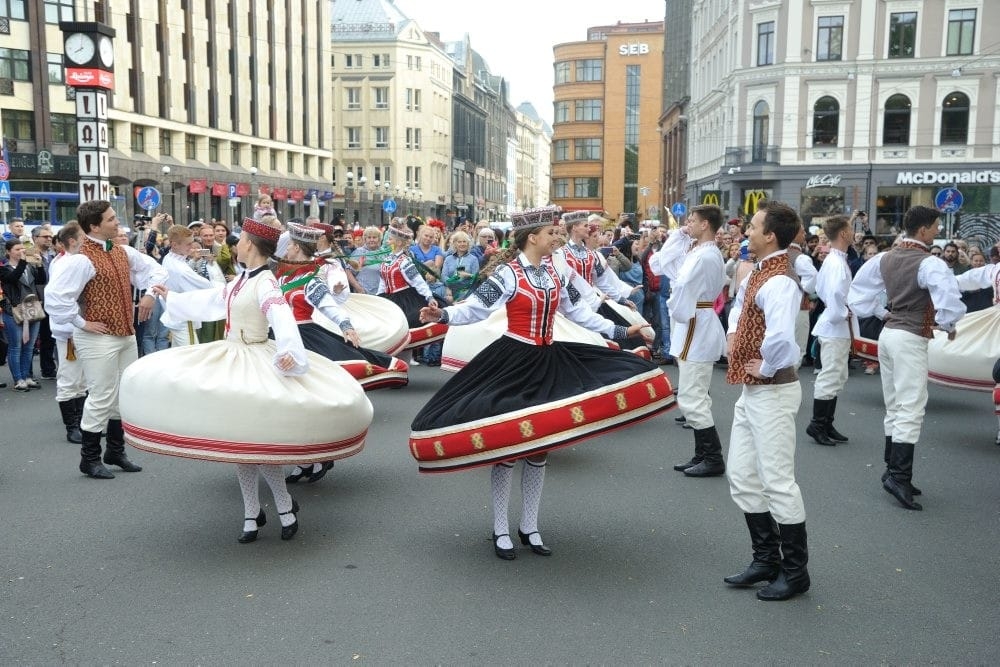 IX Starptautiskais tautas deju festivāls "Sudmaliņas" - Iepazīšanās tūre "Labāk deviņi draugi..." Vecrīgā