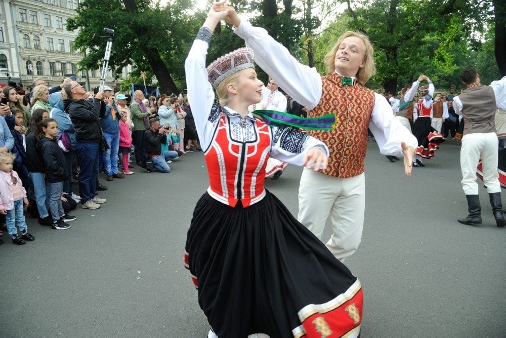 IX Starptautiskais tautas deju festivāls "Sudmaliņas" - Iepazīšanās tūre "Labāk deviņi draugi..." Vecrīgā
