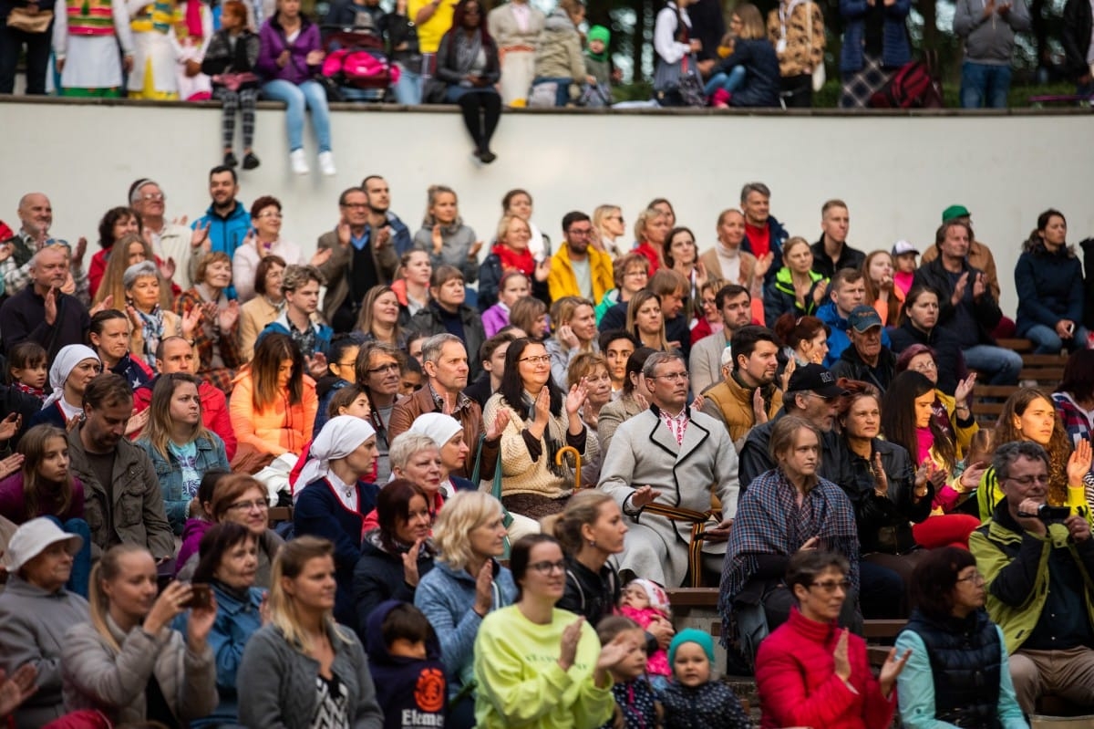 IX Starptautiskais tautas deju festivāls "Sudmaliņas" - Atklāšanas koncerts "Aiz deviņām jūrām, aiz deviņiem kalniem"