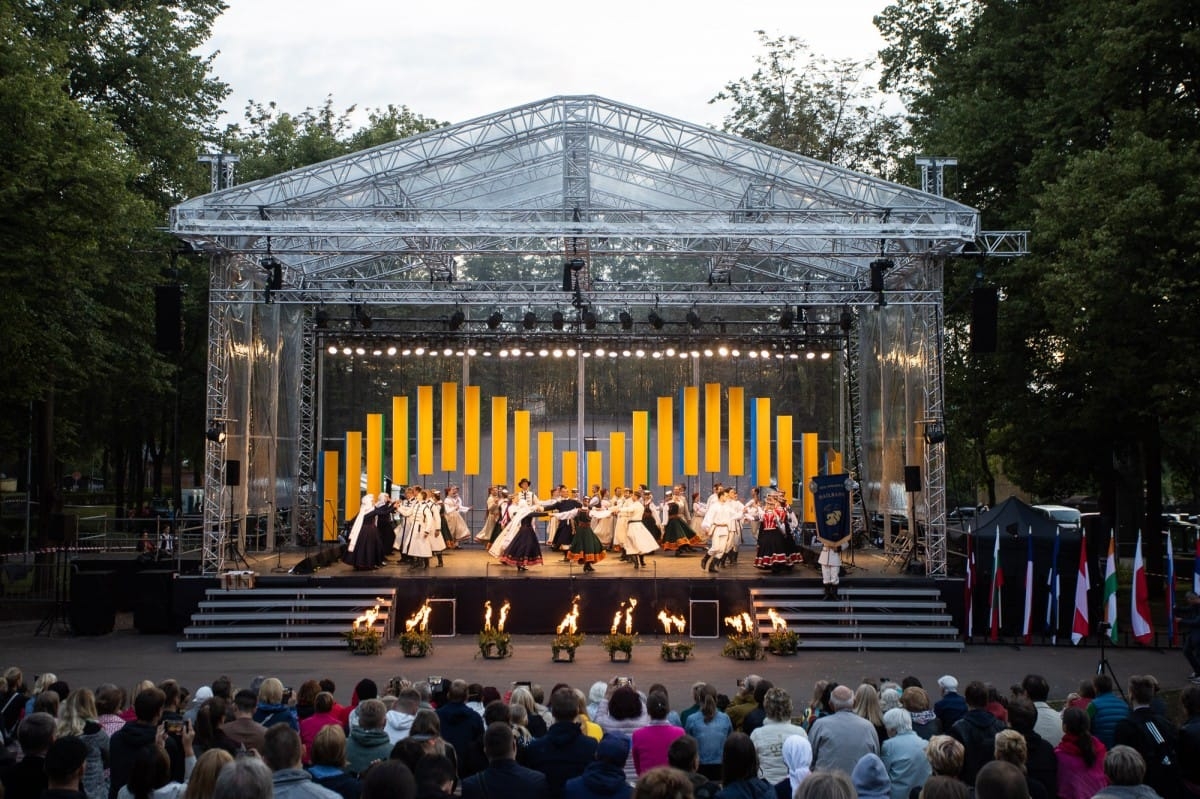 IX Starptautiskais tautas deju festivāls "Sudmaliņas" - Atklāšanas koncerts "Aiz deviņām jūrām, aiz deviņiem kalniem"