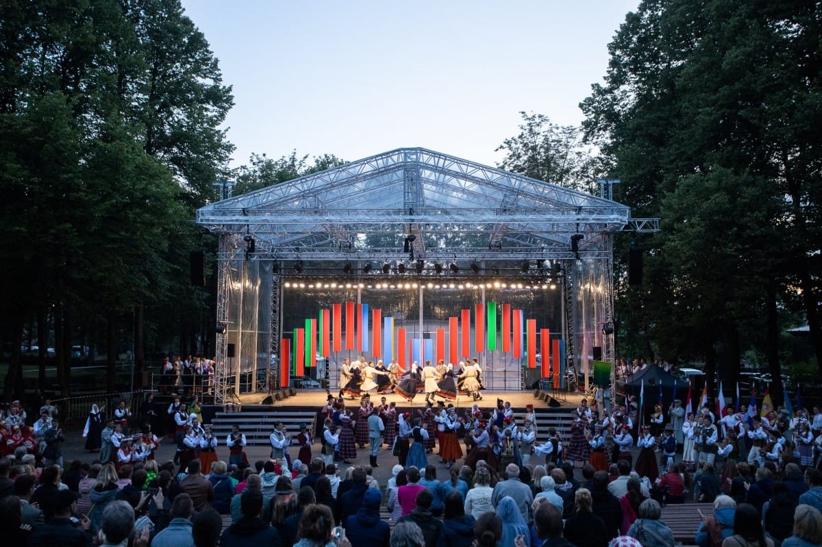 IX Starptautiskais tautas deju festivāls "Sudmaliņas" - Atklāšanas koncerts "Aiz deviņām jūrām, aiz deviņiem kalniem"