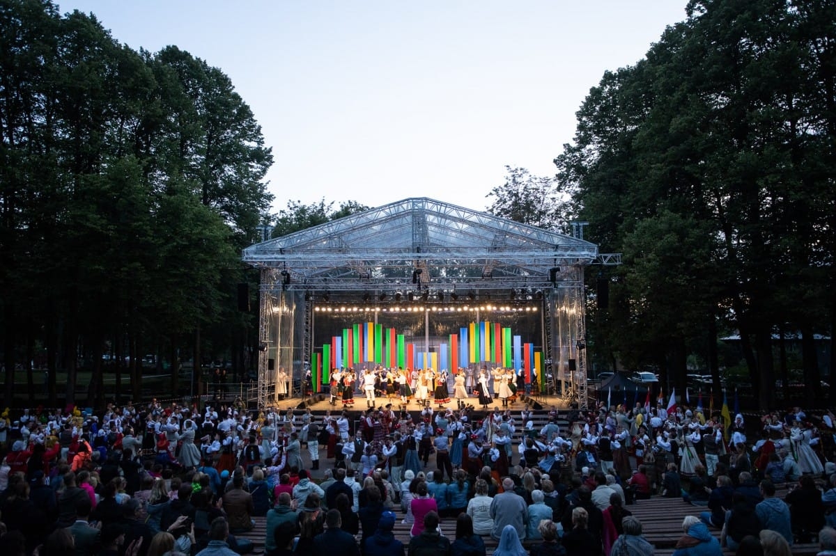IX Starptautiskais tautas deju festivāls "Sudmaliņas" - Atklāšanas koncerts "Aiz deviņām jūrām, aiz deviņiem kalniem"