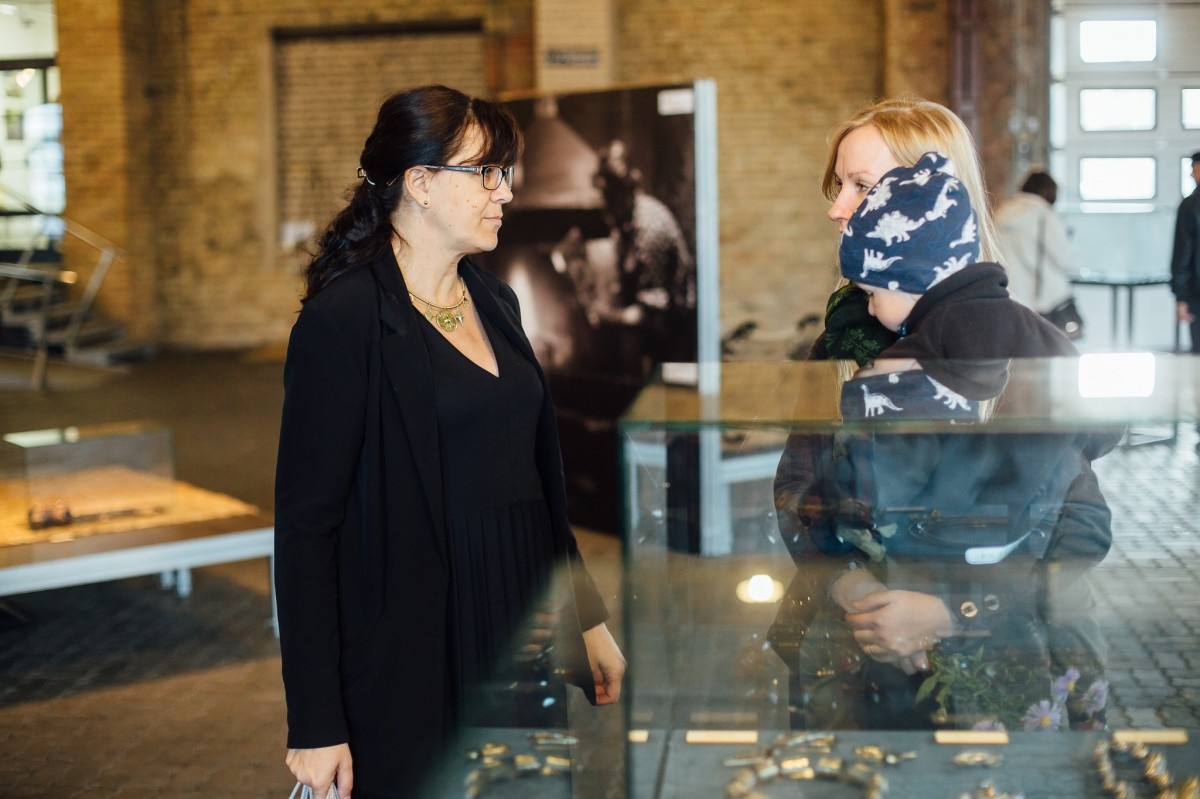 Tautas lietišķās mākslas un amatniecības izstādes "Metāls un rotas" atklāšana Latvijas dzelzceļa vēstures muzejā